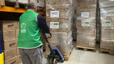 تركيا ترسل مزيداً من شاحنات الإغاثة لقطاع غزة تركيا ترسل مزيداً من شاحنات الإغاثة لقطاع غزة