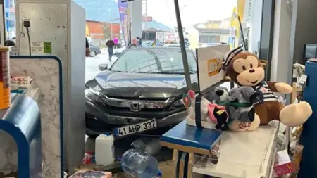 دخول سيارة إلى متجر بمحطة وقود بكوجالي بشكل مفاجئ "داس صاحبها بنزين بدلا من الفرامل" دخول سيارة إلى متجر بمحطة وقود بكوجالي بشكل مفاجئ "داس صاحبها بنزين بدلا من الفرامل"