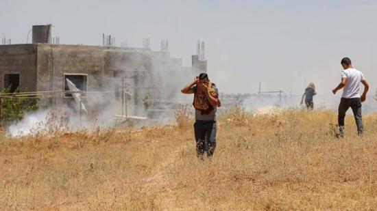 مستوطنون يسرقون أكثر من 100 رأس غنم ويخرّبون منزلاً فلسطينياً في بيت لحم