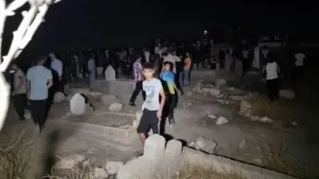 بعد 40 يومًا على الدفن.. أصوات تعلو من داخل أحد القبور بالعراق بعد 40 يومًا على الدفن.. أصوات تعلو من داخل أحد القبور بالعراق