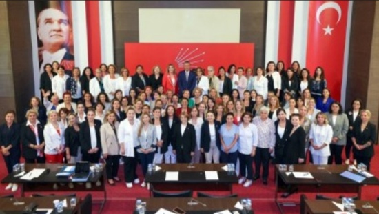 76 رئيسة فرع نسائي في CHP تدعو كليتشدار أوغلو لعقد مؤتمر استثنائي