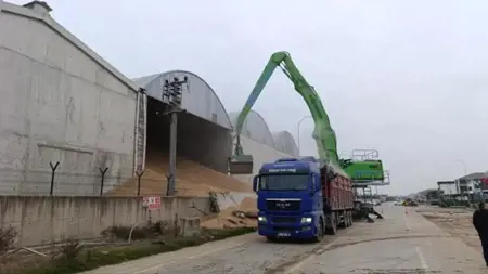 انهيار جدار مستودع الحبوب في ميناء كاراسو بولاية صقاريا