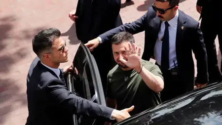 الرئيس الأوكراني فولوديمير زيلينسكي يغادر تركيا الرئيس الأوكراني فولوديمير زيلينسكي يغادر تركيا