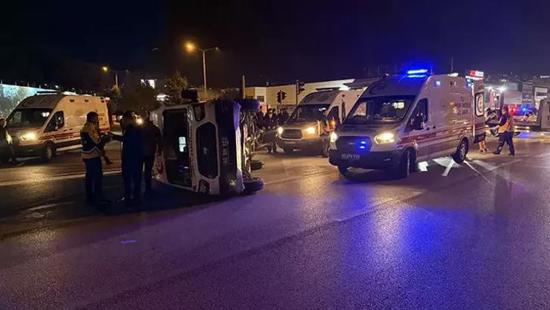 انقلاب سيارة إسعاف إثر تصادم مع «جيب» في توكات واصابة 3  انقلاب سيارة إسعاف إثر تصادم مع «جيب» في توكات واصابة 3