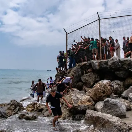 عبروا سباحةً من المغرب.. إسبانيا تستعدّ لاستقبال 500 طفلٍ مهاجر إلى أراضيها الرئيسية