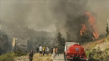 حريق غابات قرب مدينة سالونيك اليونانية يودي بحياة شخصين بينهم طفل