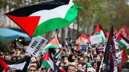 منع شخصين من حضور المباريات بعد رفعهما علم فلسطين في فرنسا لمدة عام منع شخصين من حضور المباريات بعد رفعهما علم فلسطين في فرنسا لمدة عام