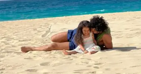 اللاعب المصري  "محمد صلاح"  يظهر  بصحبة  "آخر العنقود"على الشاطئ  اللاعب المصري  "محمد صلاح"  يظهر  بصحبة  "آخر العنقود"على الشاطئ