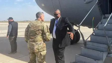 وزير الدفاع الأمريكي في زيارة مفاجئة إلى العراق وزير الدفاع الأمريكي في زيارة مفاجئة إلى العراق