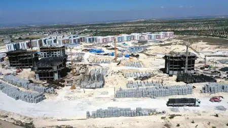 تركيا تستعد لتسليم منازل بنتها حديثاً لضحايا الزلزال في شانلي أورفا تركيا تستعد لتسليم منازل بنتها حديثاً لضحايا الزلزال في شانلي أورفا