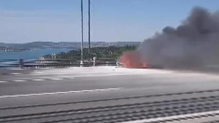 اندلاع حريق في سيارة على جسر السلطان محمد الفاتح