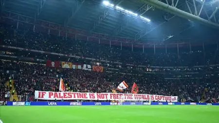 جماهير غلطة سراي التركي تتضامن مع الشعب الفلسطيني جماهير غلطة سراي التركي تتضامن مع الشعب الفلسطيني