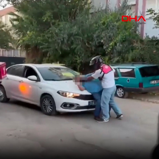مشادة عنيفة بين سائق سيارة ومندوب توصيل في أنطاليا التركية توثقها كاميرا مارة