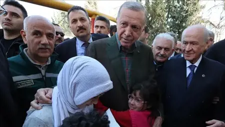 الرئيس أردوغان يتفقد مخيمات المتضررين من الزلزال في ولاية عثمانية الرئيس أردوغان يتفقد مخيمات المتضررين من الزلزال في ولاية عثمانية