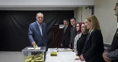 الرئيس رجب طيب أردوغان وزوجته يدليان بصوتهما في الانتخابات التركية الرئيس رجب طيب أردوغان وزوجته يدليان بصوتهما في الانتخابات التركية