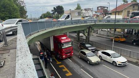 إزالة شاحنة عالقة تحت جسر في منطقة الفاتح باسطنبول