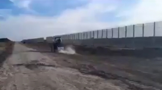 المستوطنون الإسرائيليون يبدأون في حرث الحقول داخل قطاع غزة المستوطنون الإسرائيليون يبدأون في حرث الحقول داخل قطاع غزة