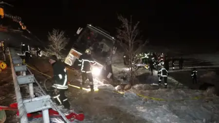 مصرع أربعة أشخاص إثر انقلاب حافلة ركاب في قيصري مصرع أربعة أشخاص إثر انقلاب حافلة ركاب في قيصري