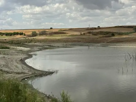 تركيا ..انخفاض منسوب المياه في بركة تركمانلي بسبب الجفاف تركيا ..انخفاض منسوب المياه في بركة تركمانلي بسبب الجفاف