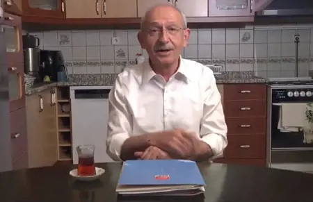 كيليتشدار أوغلو يثير الجدل بسبب ارتدائه سوارًا يجلب الحظ.. ما القصة؟ كيليتشدار أوغلو يثير الجدل بسبب ارتدائه سوارًا يجلب الحظ.. ما القصة؟