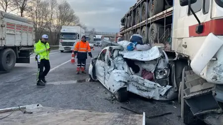 حادث مروري متسلسل لـ 8 سيارات على طريق الأناضول السريع حادث مروري متسلسل لـ 8 سيارات على طريق الأناضول السريع