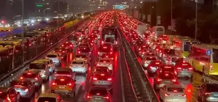 إسطنبول تغرق في الزحام: كثافة مرورية تصل إلى 74% في آخر أيام الأسبوع إسطنبول تغرق في الزحام: كثافة مرورية تصل إلى 74% في آخر أيام الأسبوع