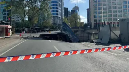 انهيار طريق في منطقة ساريير مسلك بإسطنبول انهيار طريق في منطقة ساريير مسلك بإسطنبول