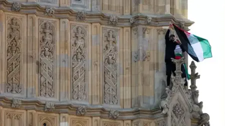 رجل يتسلق ساعة بيغ بن في لندن وهو يهتف لفلسطين ويلوح بالعلم رجل يتسلق ساعة بيغ بن في لندن وهو يهتف لفلسطين ويلوح بالعلم