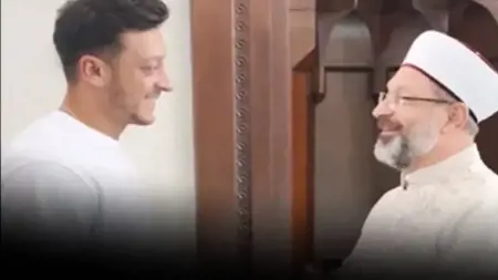 مسعود أوزيل ينظف أحد مساجد اسطنبول ورئيس الشؤون الدينية التركي يشكره  مسعود أوزيل ينظف أحد مساجد اسطنبول ورئيس الشؤون الدينية التركي يشكره