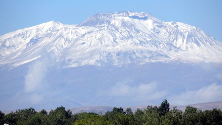  قمة جبل سوفان شرق تركيا  تتحول إلى اللون الأبيض