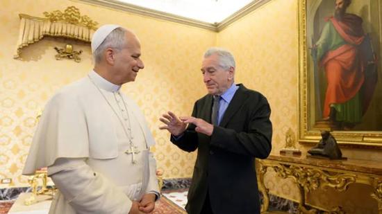 البابا يلتقي الفنان روبرت دي نيرو في الفاتيكان