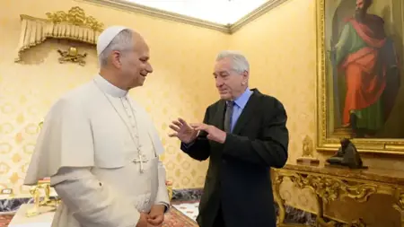 البابا يلتقي الفنان روبرت دي نيرو في الفاتيكان