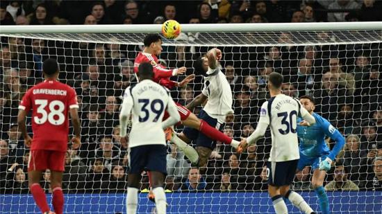 ليفربول يتفوق ويشعل المدرجات أمام توتنهام