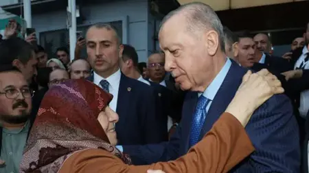 الرئيس أردوغان يزور مقر حزب العدالة والتنمية في أنطاليا الرئيس أردوغان يزور مقر حزب العدالة والتنمية في أنطاليا