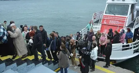 توافد الزوار  لرؤية برج الفتاة عن قرب توافد الزوار  لرؤية برج الفتاة عن قرب