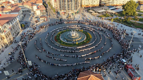 1058 امرأة يرقصن «الهالاي» معاً في ساحة سيفاس.. مشهد احتفاليّ و«سابقة» تكسر التقليد