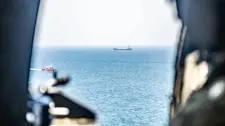 إيران تعترض سفينتين حاولتا عبور مضيق هرمز دون إذن