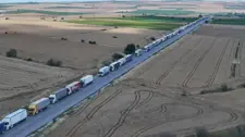 طابور شاحنات بطول 23 كيلومتراً عند معبر حمزابيلي الحدودي