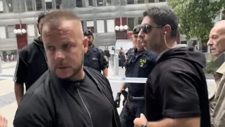 مواطن سويدي يعترض على حرق القرآن الكريم بطريقة أدبية والشرطة تمنعه مواطن سويدي يعترض على حرق القرآن الكريم بطريقة أدبية والشرطة تمنعه