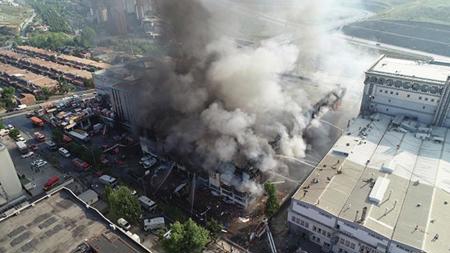 جهود كبيرة لإخماد حريق هائل ومستمر في المنطقة الصناعية بباشاك شهير