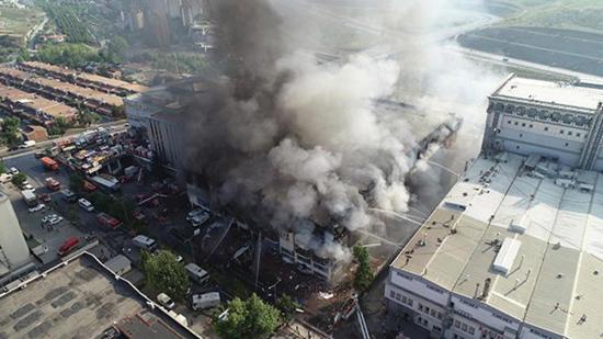 جهود كبيرة لإخماد حريق هائل ومستمر في المنطقة الصناعية بباشاك شهير