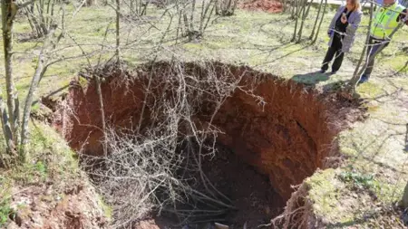 حفرة مفاجئة بعمق 6 أمتار تبلع مقبرة في ولاية سكاريا التركية