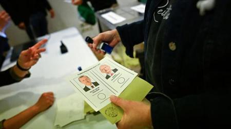 عدد المصوتين في الخارج في الجولة الثانية من الانتخابات الرئاسية يقترب من حاجز النصف مليون
