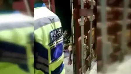 فتى بنغالي غلبه النعاس أثناء لعبه فاستيقظ على مفاجأة كبرى