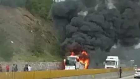 إندلاع حريق مهول في حافلة ركاب على طريق الأناضول السريع إندلاع حريق مهول في حافلة ركاب على طريق الأناضول السريع