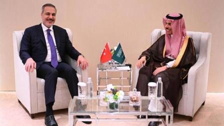 وزير الخارجية التركي يلتقي بنظيريه السعودي والقطري في الرياض