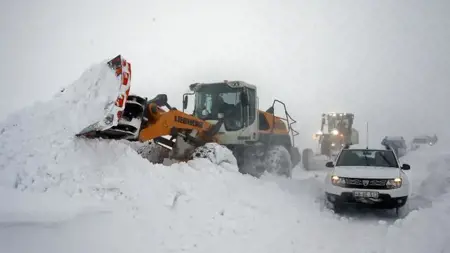إنقاذ 20 مركبة عالقة جراء تساقط الثلوج الكثيفة في شرناق إنقاذ 20 مركبة عالقة جراء تساقط الثلوج الكثيفة في شرناق