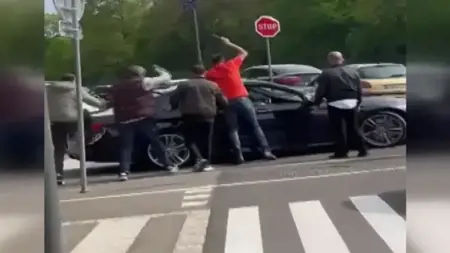 الاعتداء على سيارة لناخبين أتراك في فرنسا الاعتداء على سيارة لناخبين أتراك في فرنسا