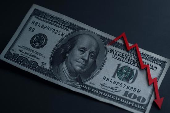 توقع بانخفاض 13.5٪ للدولار مستقبلاً