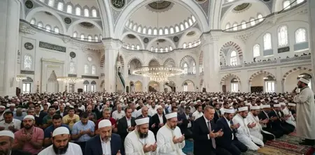 الرئيس أردوغان يؤدي صلاة العيد في إسطنبول 